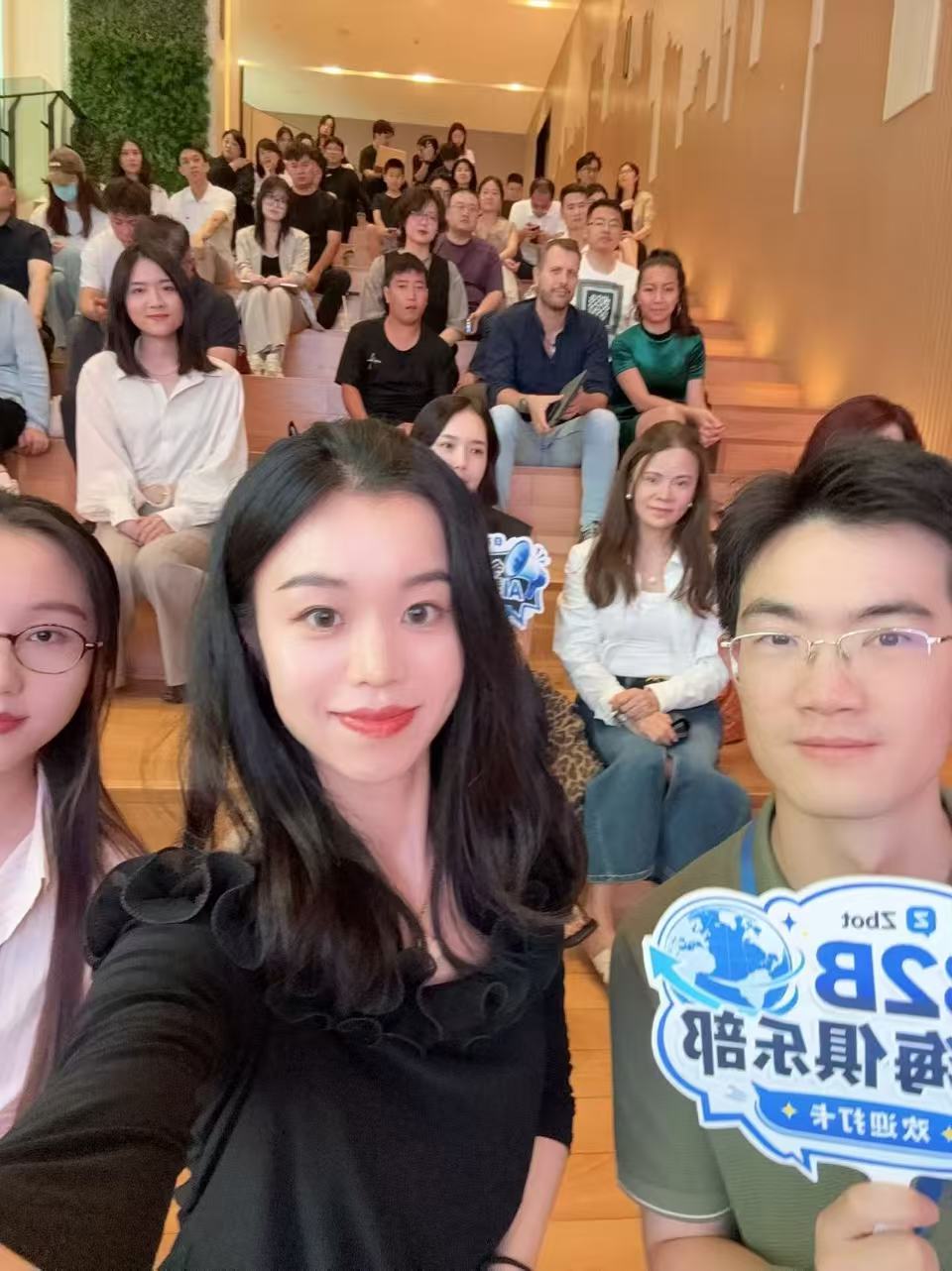 Zbot Global 5.16 B2B 企业外贸出海活动现场合影