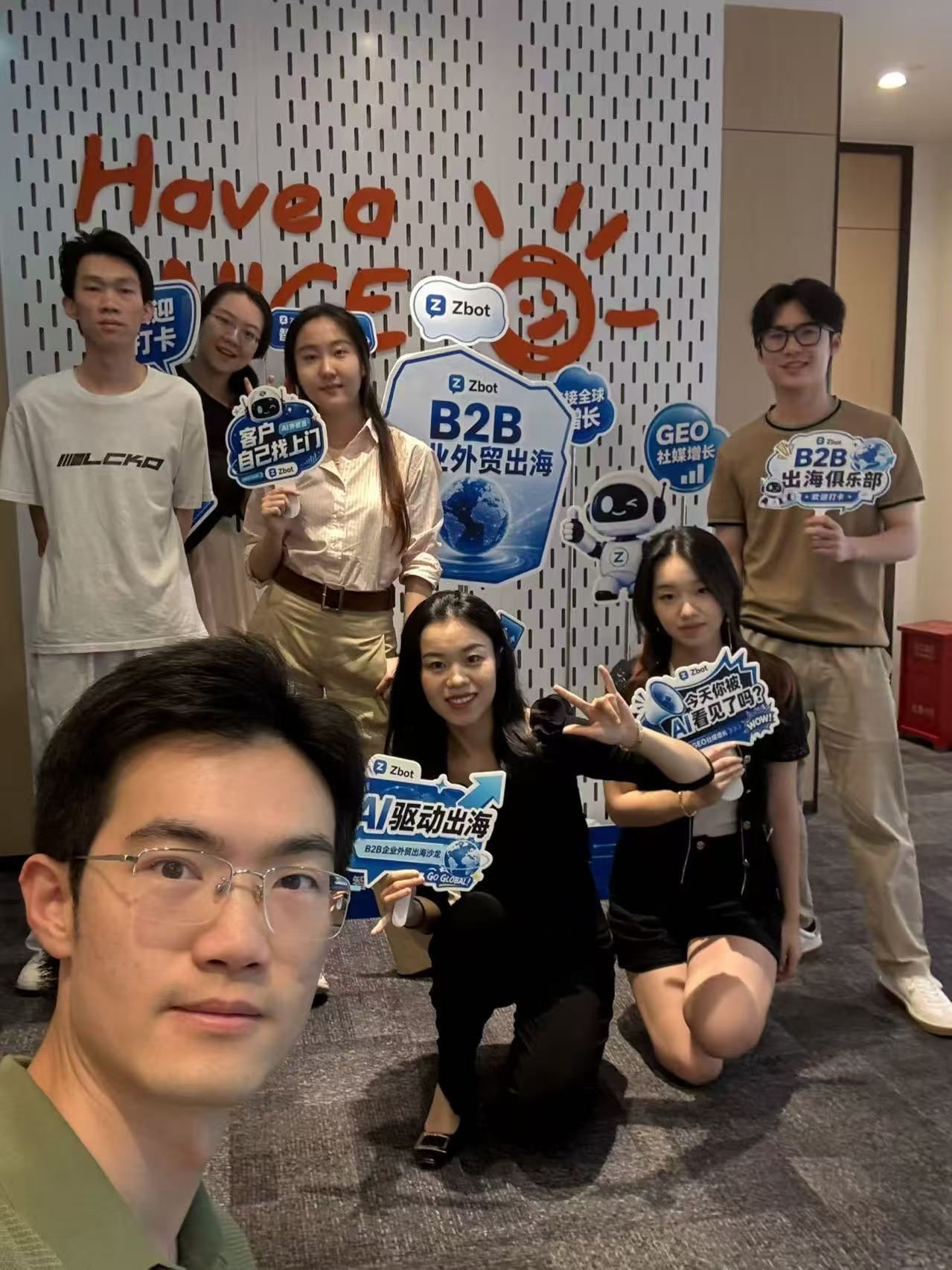 Zbot Global 团队在 5.16 B2B 外贸出海活动现场合影